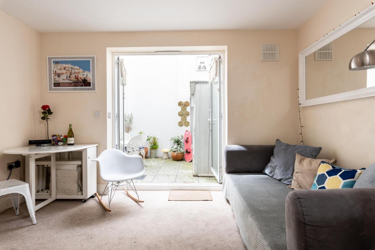 Little Brighton Beach Apartments - Also Separate Spa Cabin And Watersports Buitenkant foto