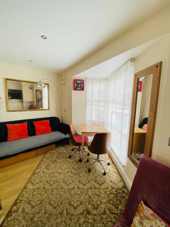 Little Brighton Beach Apartments - Also Separate Spa Cabin And Watersports Buitenkant foto