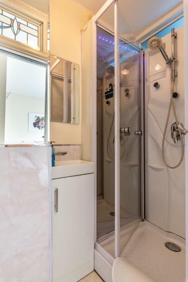 Little Brighton Beach Apartments - Also Separate Spa Cabin And Watersports Buitenkant foto